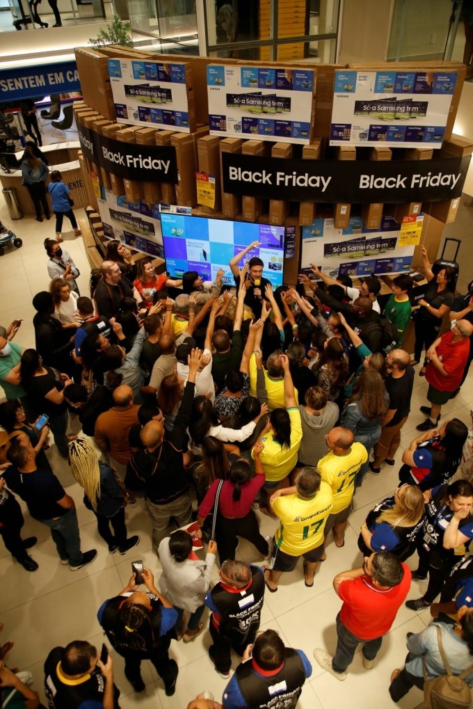 삼성전자가 11월 25일 블랙프라이데이를 맞이해 마련한 브라질 상파울루시 매장에 수 많은 고객들이 Neo QLED, 더 프레임 등 삼성전자 TV 제품을 구매하기 위해 운집한 모습./사진제공=삼성전자