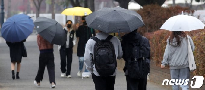(전주=뉴스1) 유경석 기자 = 비가 내리고 있는 22일 전북 전주시 전북대학교에서 우산을 쓴 학생들이 발걸음을 옮기고 있다. 2022.11.22/뉴스1  Copyright (C) 뉴스1. All rights reserved. 무단 전재 및 재배포 금지.