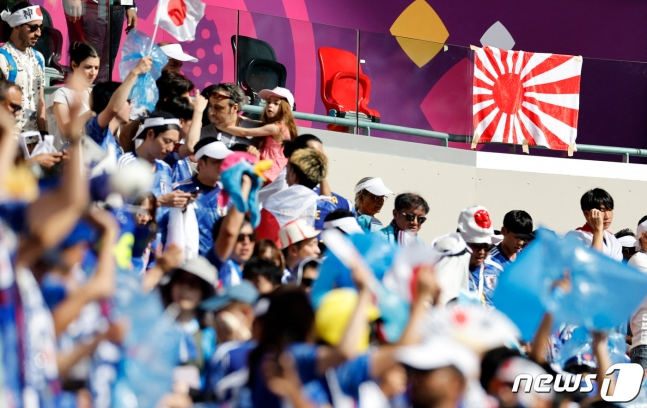 일본 팬, 기어이 욱일기 걸었다…FIFA 관계자, 급히 철거 - 머니투데이