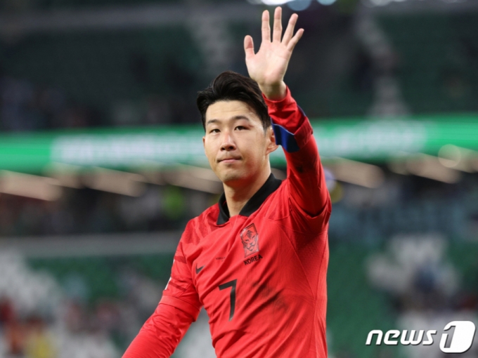 대한민국 축구 국가대표팀 주장 손흥민이 지난 24일 오후(현지시간) 카타르 알라이얀 에듀케이션 시티 스타디움에서 열린 2022 FIFA 카타르 월드컵 조별리그 H조 1차전 대한민국과 우루과이의 경기를 0대 0 무승부로 마친 뒤 응원단을 향해 인사하고 있다. /사진=뉴스1