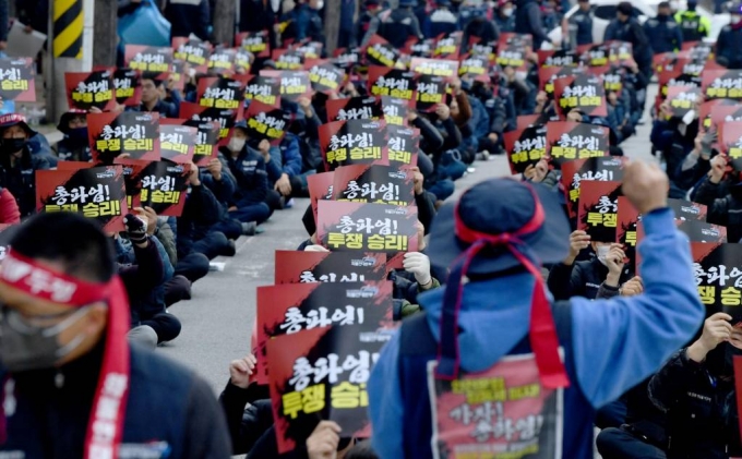 [광주=뉴시스] 김혜인 기자 = 민주노총 공공운수노조 화물연대 광주·전남 본부가 28일 오전 광주 광산구 소촌동 금호타이어 공장 앞에서  안전운임제 사수 결의대회'를 열고 있다.