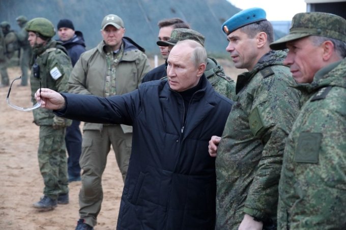 블라디미르 푸틴 러시아 대통령이 지난달 20일(현지시간) 징집병 훈련소를 찾아 군인들을 만났다./ⓒAFP=뉴스1