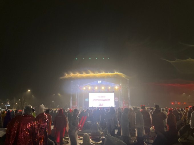 저녁 8시30분쯤 서울 종로구 광화문광장에 카타르 월드컵 2차전 &#039;가나전&#039; 거리응원을 위한 스크린이 설치됐다. 저녁 8시30분 기점 붉은악마 측 추산 응원단 2000여명이 광장에 모였다./사진=유예림 기자