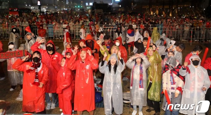 붉은악마와 시민들이 28일 밤 9시쯤 서울 광화문광장에서 2022 카타르 월드컵 H조 조별리그 2차전 대한민국과 가나의 경기를 앞두고 열띤 응원을 펼치고 있다./사진=뉴스1