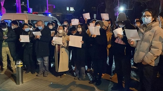 28일 중국 베이징에서 주민들이 백지를 들고 제로코로나 정책을 반대하는 시위를 벌이고 있다. 백지는 검열에 저항하는 의미가 담겼다. /AFPBBNews=뉴스1