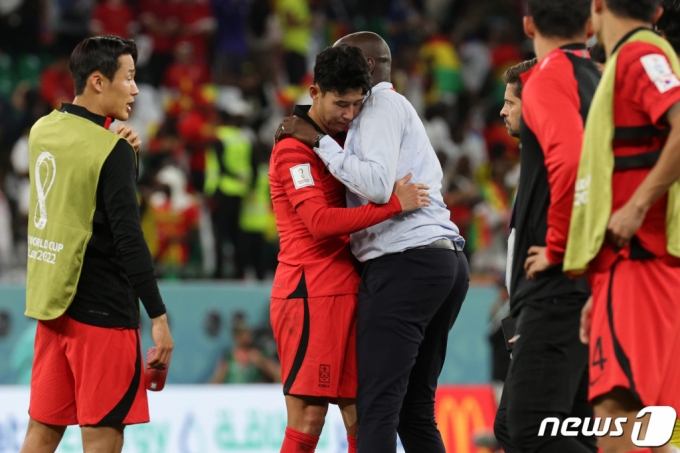 (알라이얀(카타르)=뉴스1) 이광호 기자 = 28일 오후(현지시간) 카타르 알라이얀 에듀케이션 시티 스타디움에서 열린 2022 카타르 월드컵 조별리그 H조 2차전 대한민국과 가나의 경기를 2대 3으로 마친 손흥민이 오토 아도 가나 감독의 위로를 받고 있다. 2022.11.29/뉴스1 Copyright (C) 뉴스1. All rights reserved. 무단 전재 및 재배포 금지.