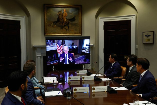 조 바이든 미국 대통령이 26일(현지시간) 워싱턴 백악관 루즈벨트룸에서 최태원 SK그룹 회장을 화상으로 만나 대화하고 있다. (C)로이터=뉴스1  