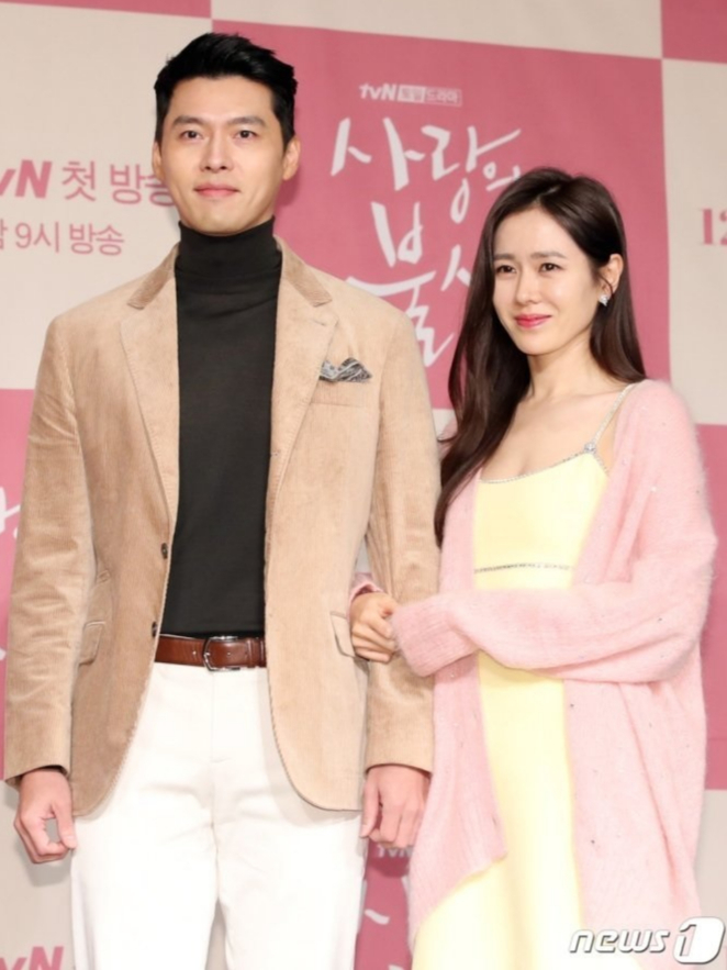 배우 손예진(오른쪽)과 현빈이 2019년 12월 서울 광화문 포시즌스호텔에서 열린 tvN 드라마 '사랑의 불시착' 제작발표회에 참석해 포즈를 취하고 있는 모습. /사진=뉴스1