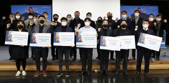 1일 서울 마포구 서울창업허브에서 열린 '제11회 청년기업가대회' 결선에서 심사위원들과 수상자들이 기념촬영을 하고 있다./사진=김휘선 기자