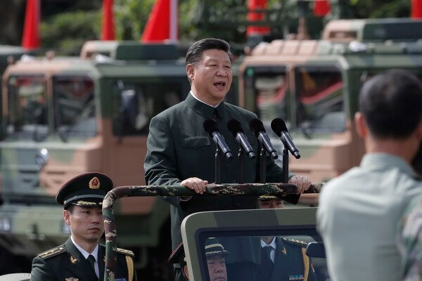 지난 2017년 6월 30일 시진핑 중국 국가주석이 홍콩반환 20주년을 앞두고 홍콩을 방문해 인민해방군 홍콩 주둔군 부대를 사열하고 있다. / ⓒ AP=뉴시스
