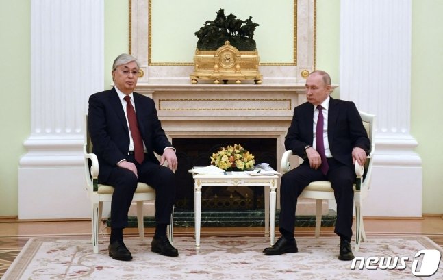 (모스크바 AFP=뉴스1) 우동명 기자 = 블라디미르 푸틴 러시아 대통령이 28일 (현지시간) 모스크바 크렘린에서 카심-조마르트 토카예프 카자흐스탄 대통령과 만나고 있다.