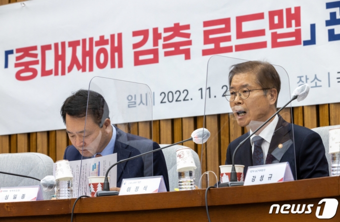 (서울=뉴스1) 이재명 기자 = 이정식 고용노동부 장관이 28일 오전 서울 여의도 국회에서 열린 중대재해 감축 로드맵 관련 당·정 협의회에서 발언을 하고 있다. 2022.11.28/뉴스1 Copyright (C) 뉴스1. All rights reserved. 무단 전재 및 재배포 금지.