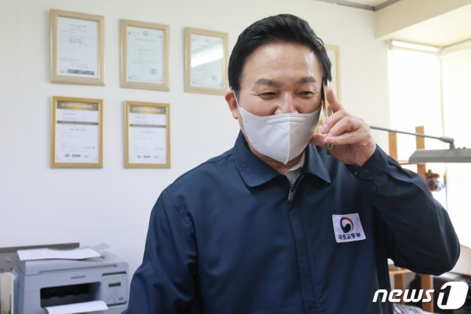 (서울=뉴스1) 박세연 기자 = 원희룡 국토교통부 장관이 30일 오전 화물연대 집단운송거부 관련 서울시내 한 운송업체를 방문, 한 차주와 전화 통화를 하고 있다. (공동취재) 2022.11.30/뉴스1 Copyright (C) 뉴스1. All rights reserved. 무단 전재 및 재배포 금지.