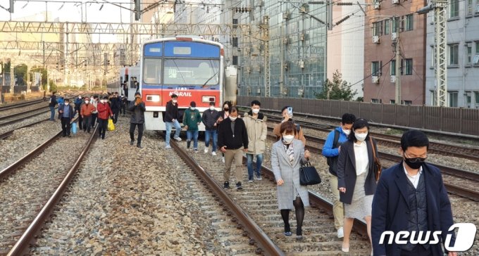 2020년 4월 14일 오전 서울 영등포구 지하철 1호선 영등포역에서 신길역으로 향하던 열차가 탈선해 시민들이 철로로 이동하고 있다. /사진제공=뉴스1