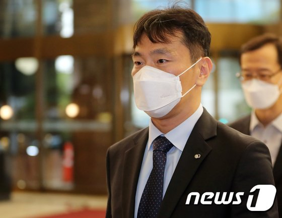 이복현 금융감독원장이 14일 오전 서울 중구 은행회관 뱅커스클럽에서 예정된 8개 은행지주(KB·신한·하나·우리·농협·BNK·DGB·JB) 이사회 의장들과 오찬 간담회에 참석하고 있다. 2022.11.14/뉴스1 (C) News1 김진환 기자