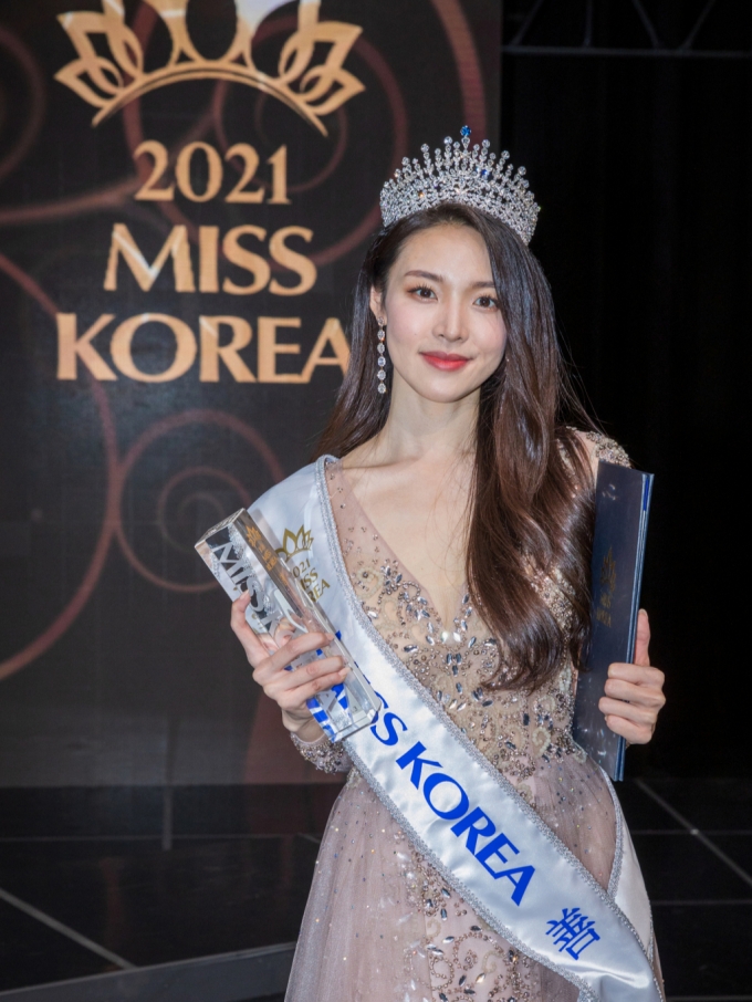 지난해 11월 제65회 미스코리아 선발대회 선(善) 수상자 최미나수가 포즈를 취하고 있다. /사진=뉴스1