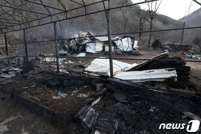 강원 강릉시 옥계면에서 발생한 산불에 타 검게 그을려 있는 한 가옥./사진=뉴스1 