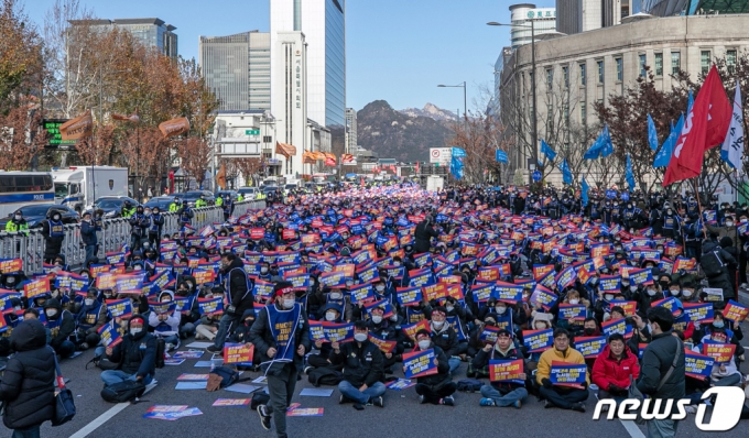 (서울=뉴스1) 이승배 기자 = 서울교통공사노동조합원들이 30일 오전 서울 중구 서울광장에서 총파업 출정식을 갖고 인력감축 철회, 노사정 합의 이행 등을 촉구하고 있다.  서울 지하철 1~8호선의 운영을 맡고 있는 서울교통공사의 노동조합은 회사의 인력감축안 등에 반대해 이날부터 총파업에 돌입한다. 서울 지하철 노동자들의 총파업은 '성과연봉제 반대'를 내세웠던 2016년 이후 6년 만이다. 2022.11.30/뉴스1  Copyright (C) 뉴스1. All rights reserved. 무단 전재 및 재배포 금지.