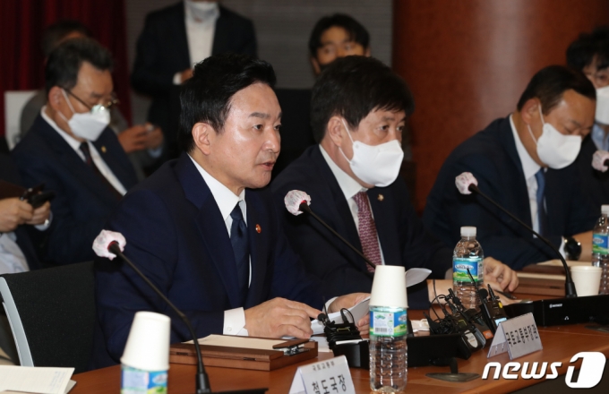 (서울=뉴스1) 김민지 기자 = 원희룡 국토교통부 장관이 23일 오후 서울 강남구 강남구민회관에서 열린 수도권광역급행철도 GTX-C 노선 관련 은마아파트 간담회에서 모두 발언을 하고 있다. 이날 은마아파트 입주민 대표들은 불참했다. 2022.11.23/뉴스1 Copyright (C) 뉴스1. All rights reserved. 무단 전재 및 재배포 금지.