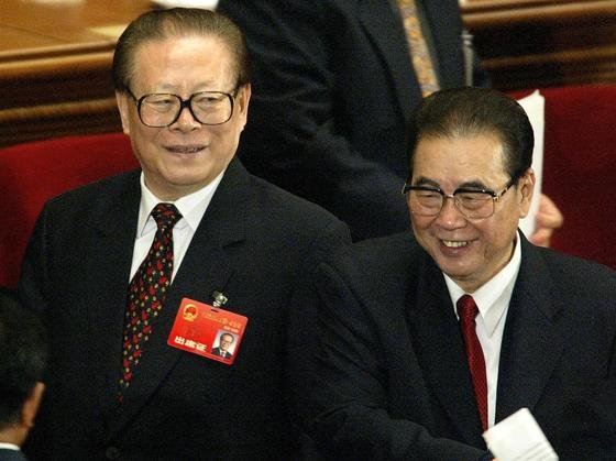  장쩌민 중국 전 국가주석(왼쪽) 이 30일 타계했다. 향년 96세. 사진은 장쩌민 전 중국 국가주석(왼쪽)과 리펑 전 국무원 총리 /AFPBBNews=뉴스1