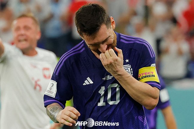 리오넬 메시가 1일 폴란드전에서 페널티킥을 실축한 뒤 아쉬워하고 있다. /AFPBBNews=뉴스1