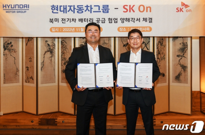 김흥수 현대차그룹 기획조정실 미래성장기획실장·EV사업부장(부사장·왼쪽)과 최영찬 SK온 경영지원총괄이 29일 서울 종로구 SK그룹 본사에서 북미 전기차 배터리 공급 협력을 위한 업무협약을 체결하고 있다./사진=뉴스1(현대차그룹 제공)