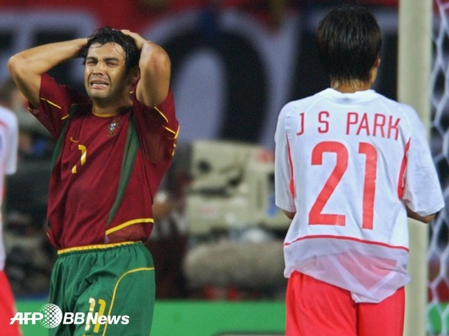 2002 한·일 월드컵에서 박지성(오른쪽)이 골을 넣은 직후 좌절하는 포르투갈의 세르지우 콘세이상./AFPBBNews=뉴스1