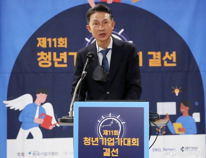 박종면 머니투데이 대표가 1일 마포구 서울창업허브에서 &#039;제11회 청년기업가대회&#039; 결선에서 개회사를 하고 있다. /사진=김휘선 기자 hwijpg@
