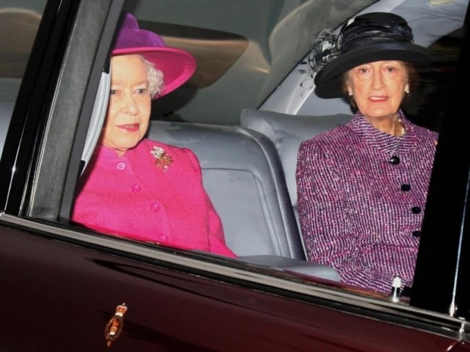  고 엘리자베스 2세 영국 여왕(왼쪽)의 최측근이자 윌리엄 왕세자의 대모인 수잔 허시(오른쪽)가 인종차별적 발언을 했다가 사입했다. /로이터=뉴스1