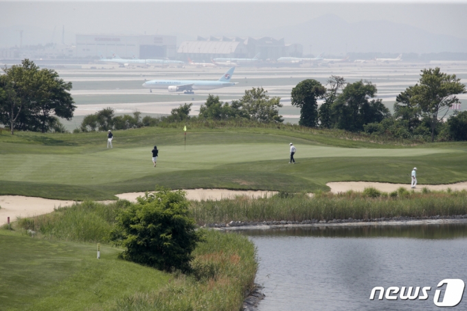 스카이72 골프장에서 인천공항 쪽을 바라본 모습. /사진=뉴스1