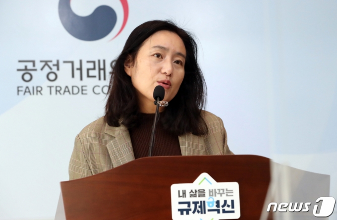 (세종=뉴스1) 김기남 기자 = 민혜영 공정거래위원회 기업집단정책과장이 1일 오전 세종시 정부세종청사에서 대기업집단 내부거래 및 상표권거래 현황 공개 내용을 발표하고 있다. 2022.12.1/뉴스1 Copyright (C) 뉴스1. All rights reserved. 무단 전재 및 재배포 금지.