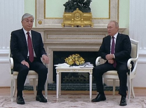 블라디미르 푸틴 러시아 대통령이 지난 11월 28일(현지 시간)  모스크바 크렘린에서 카심-조마르트 토카예프 카자흐스탄 대통령과 회담 중 다리를 움찔거려 파킨슨병 의혹에 휩싸였다. / 사진=트위터