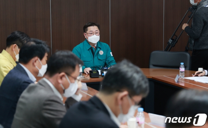 (서울=뉴스1) = 박일준 산업통상자원부 2차관이 1일 오후 서울 여의도 대한석유협회에서 화물연대 집단 운송거부 관련 정유업계 업무개시명령 실무 준비회의를 주재하고 있다. (산업통상자원부 제공) 2022.12.1/뉴스1 Copyright (C) 뉴스1. All rights reserved. 무단 전재 및 재배포 금지.