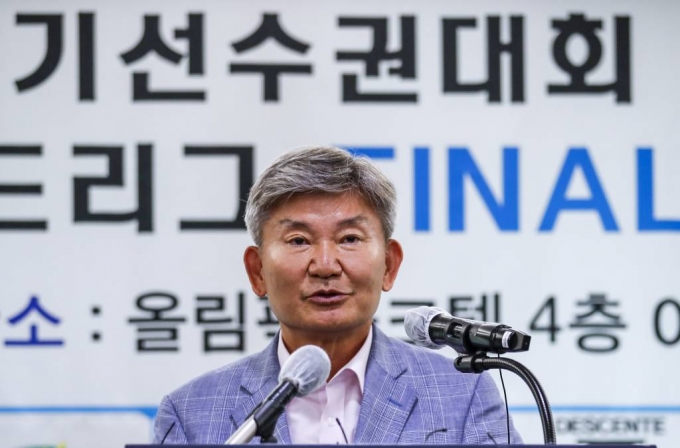 [서울=뉴시스] 정병혁 기자 = 임대기 대한육상연맹 회장제일기획 고문)이 3일 오후 서울 송파구 올림픽파크텔에서 열린 2022 세계육상선수권대회 메달획득에 대한 포상금 수여식 및 세계다이아몬드 파이널 대회 출정식에서 인사말을 하고 있다. 2022.08.03.