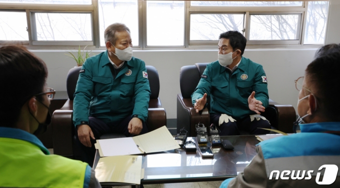 (인천=뉴스1) 정진욱 기자 = 이상민 행정안전부 장관, 원희룡 국토교통부 장관이 화물연대 총파업 8일째인 1일 인천 중구 삼표시멘트 인천사업소에서 이종석 삼표시멘트 대표이사와 간담회를 하고 있다. (공동취재) 2022.12.1/뉴스1 Copyright (C) 뉴스1. All rights reserved. 무단 전재 및 재배포 금지.