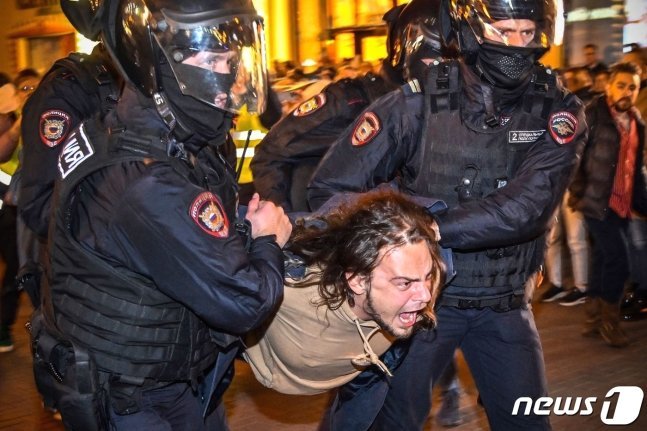 러시아가 지난 9월 21일 예비군 동원령을 발동한 가운데 반대 시위 현장에서 한 남성이 체포되고 있다. / ⓒ AFP=뉴스1