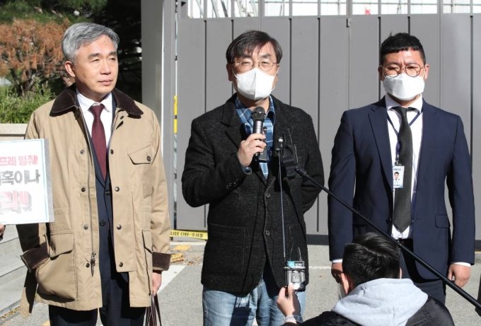 &#039;시민언론&#039; 더탐사의 강진구 기자(가운데)가 지난 4일 서울 수서경찰서에서 한동훈 법무부 장관을 스토킹한 혐의로 조사를 받기 앞서 입장발표를 하고 있다. /사진=뉴시스