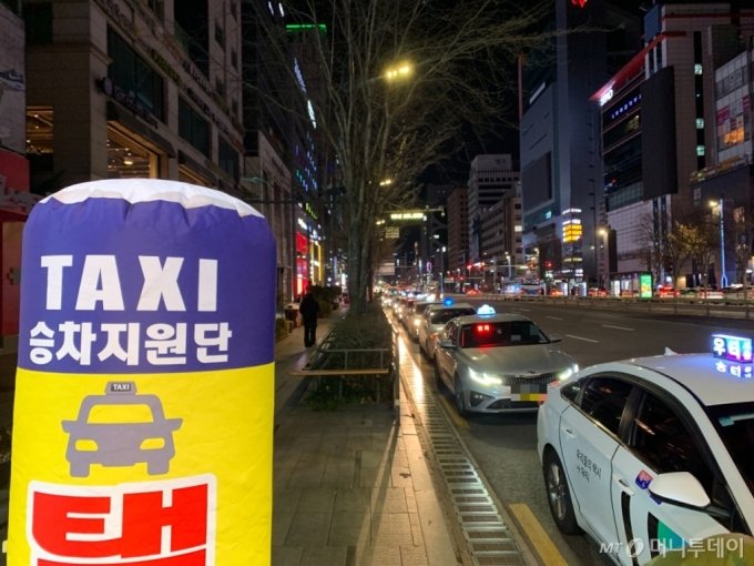 2일 오전 12시25분쯤 서울 강남구 강남대로에 설치된 택시 임시승차대에 빈 택시가 늘어서 있다. /사진=김도엽 기자