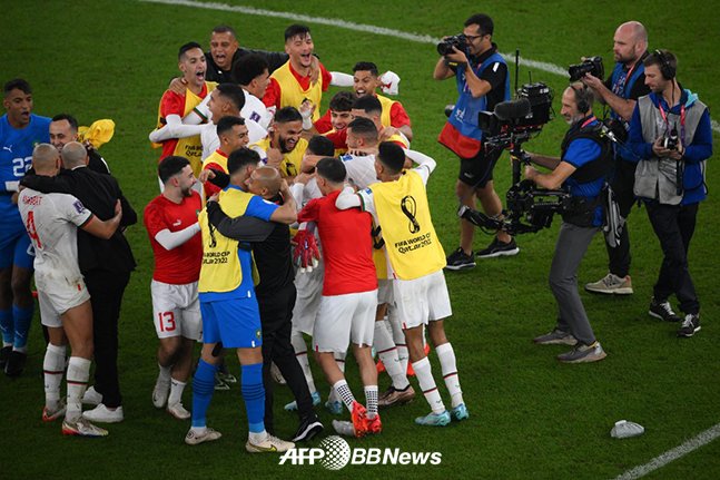 36년 만에 월드컵 16강에 진출한 뒤 기뻐하고 있는 모로코 선수들. /AFPBBNews=뉴스1