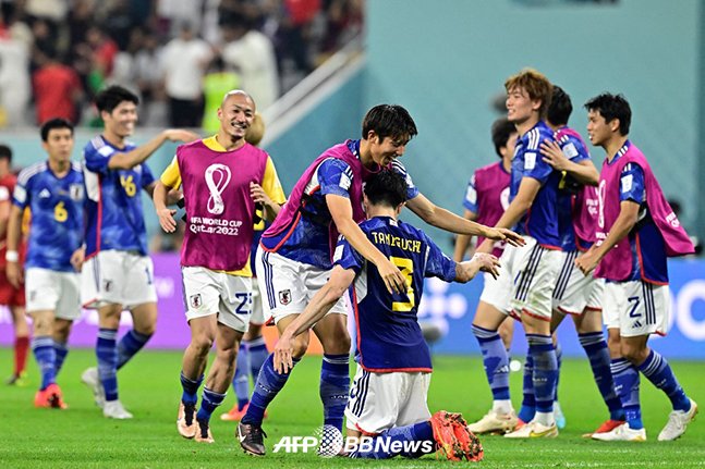 일본 축구대표팀 선수들이 2일 스페인을 꺾고 조 1위로 16강에 진출한 뒤 기뻐하고 있다. /AFPBBNews=뉴스1