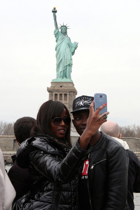연인이 미국 뉴욕의 상징인 자유의 여신상을 촬영하고 있다./사진=뉴스1 