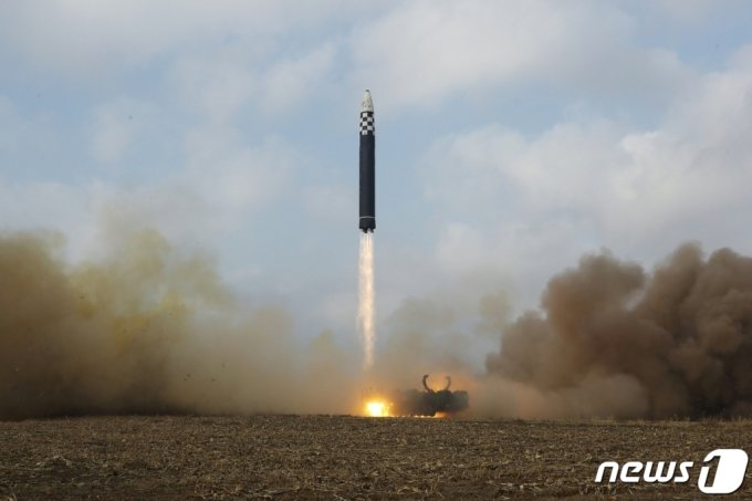 김정은 북한 노동당 총비서가 지난달 18일 신형 대륙간탄도미사일(ICBM) &#039;화성포-17형&#039;의 시험발사를 지휘했다고 당 기관지 노동신문이 보도했다./사진=뉴스1