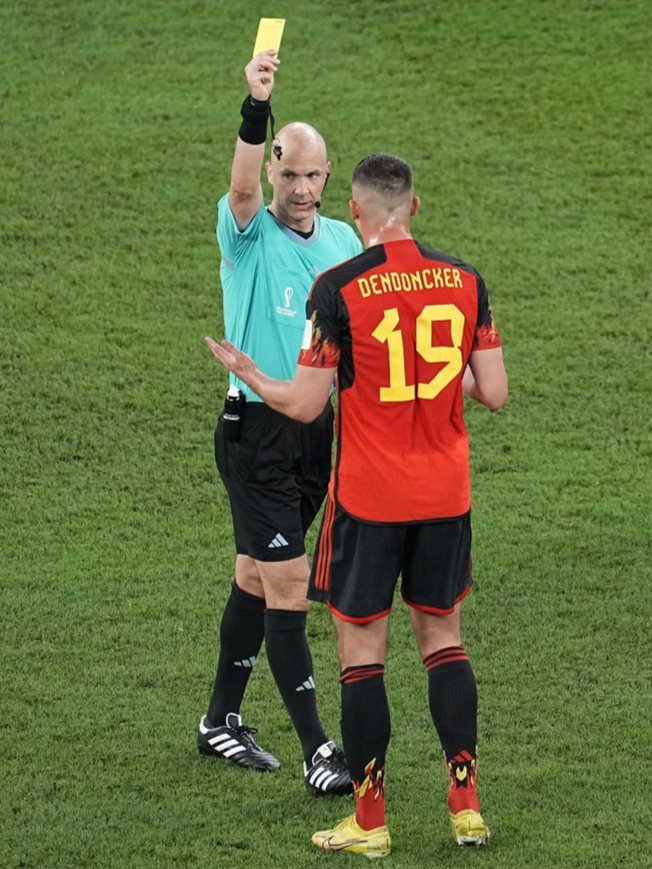 앤서니 테일러(왼쪽) 주심이 2일(한국시간) 카타르 알 라이얀의 아흐마드 빈 알리 스타디움에서 열린 크로아티아와 벨기에의 2022 FIFA 카타르 월드컵 F조 경기에서 벨기에의 레안데르 덴동커에게 옐로카드 판정을 내리고 있다. /AP=뉴시스