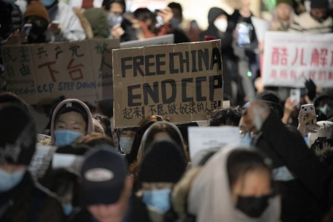 11월  29일(현지시간) 미국 뉴욕에 있는 중국 영사관 부근에서 시위대가 중국의 &#039;제로 코로나&#039; 봉쇄에 반대하는 전 세계인의 시위에 연대해 시위하고 있다. 이 시위에는 자유와 시진핑 주석의 퇴진을 요구하는 내용도 포함됐다. /사진=뉴시스