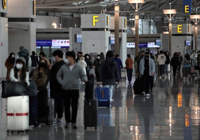 코로나 이후 처음으로 지난 6일 인천공항 일일 여객이 9만명을 넘어 93,251명으로 집계 됐다. 7일 인천국제공항 제1터미널 출국장에서 이용객들이 이동하고 있다. 이는 코로나 이전인 2020년 2월 이후 986일 만으로 올해 1월1일 대비 10배 이상 증가한 수치다. /사진=뉴시스