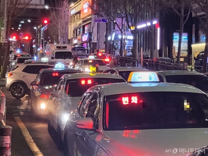 지난 1일 밤 11시55분쯤 서울 마포구 홍대입구역 인근에 빈 택시 50여대가 늘어서 교통 혼잡이 벌어지는 모습. /사진=김미루 기자 