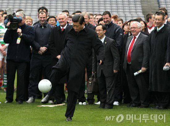 시진핑 국가주석은 축구광으로 정평이 나 있다. 사진은 지난 2012년 2월 부주석 신분으로 아일랜드를 방문해 구두를 신은 채 킥을 하는 모습./사진=머니투데이DB
