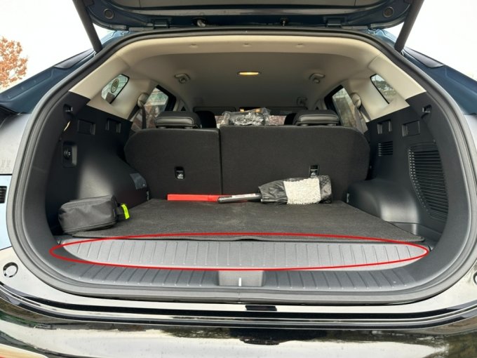 기아 스포티지 2.0 LPG 노블레스의 트렁크 공간, 표시된 부분만큼 바닥이 올라와있다/사진=이강준 기자