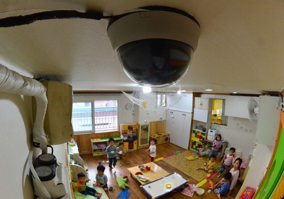 = 18일 오후 서울의 한 어린이집에 CCTV가 설치 돼 있다. 보건복지부는 어린이집에 고해상도(HD)급 폐쇄회로(CC)TV 설치를 의무화하는 영유아보육법 시행규칙 일부개정령안을 19일부터 시행한다고 이날 밝혔다. 기존 어린이집은 CCTV를 설치할 기간으로 3개월을 유예받는다. 이에 따라 기존 어린이집은 12월 18일까지 CCTV 설치를 완료해야 한다. 2015.9.18/뉴스1  