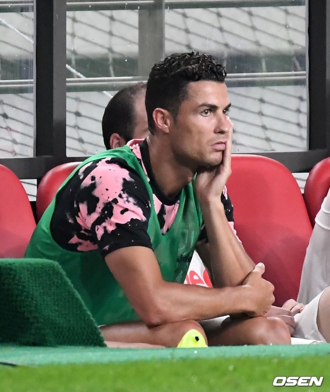 크리스티아누 호날두가 지난 2019년 서울월드컵경기장서 열린 유벤투스와 팀 K리그의 경기에서 벤치에 앉아 필드를 지켜보고 있다.